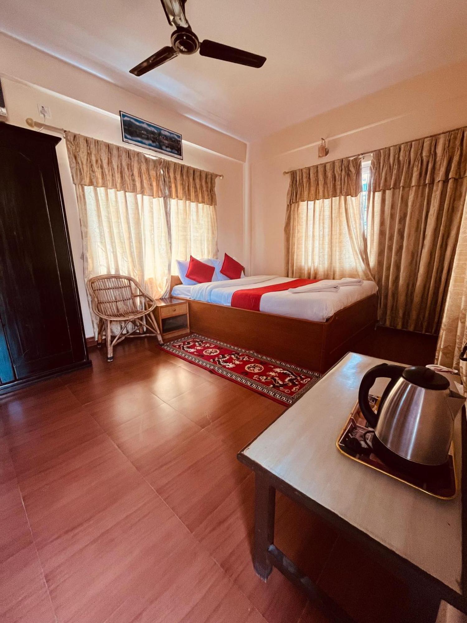 Hotel Global Inn Pokhara Exteriör bild